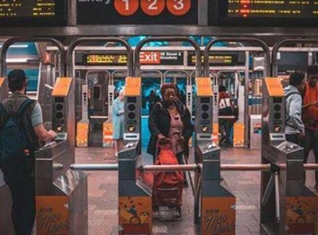 New York metrosunda çantası kapıya sıkışan yolcu hayatını kaybetti