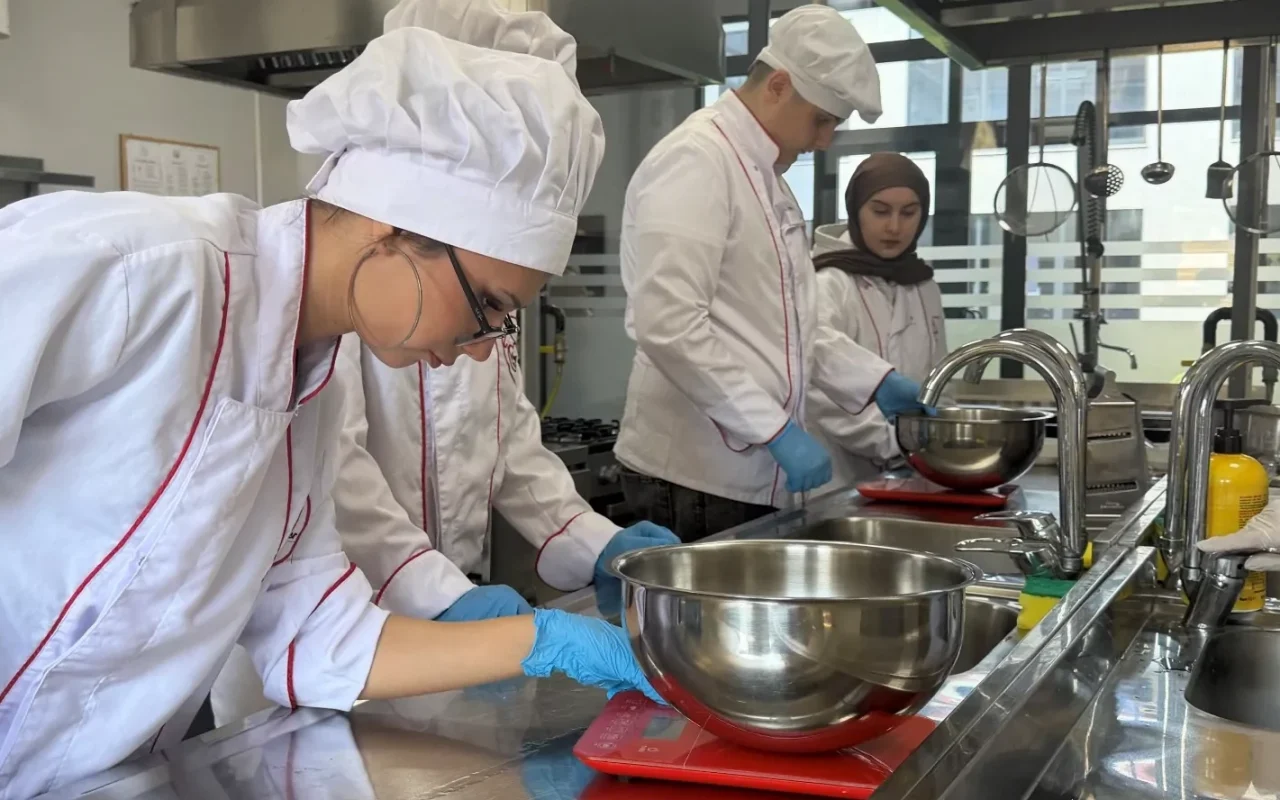 Gebze Beyaz Kalpler'de 14-18 yaş gençlere mesleki eğitim başladı