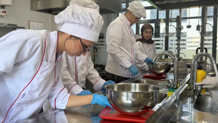 Gebze Beyaz Kalpler'de 14-18 yaş gençlere mesleki eğitim başladı