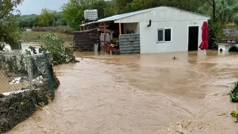 Mudanya Yalıçiftlik'te sel: Mahsur kalan kadın MAK ekiplerince kurtarıldı