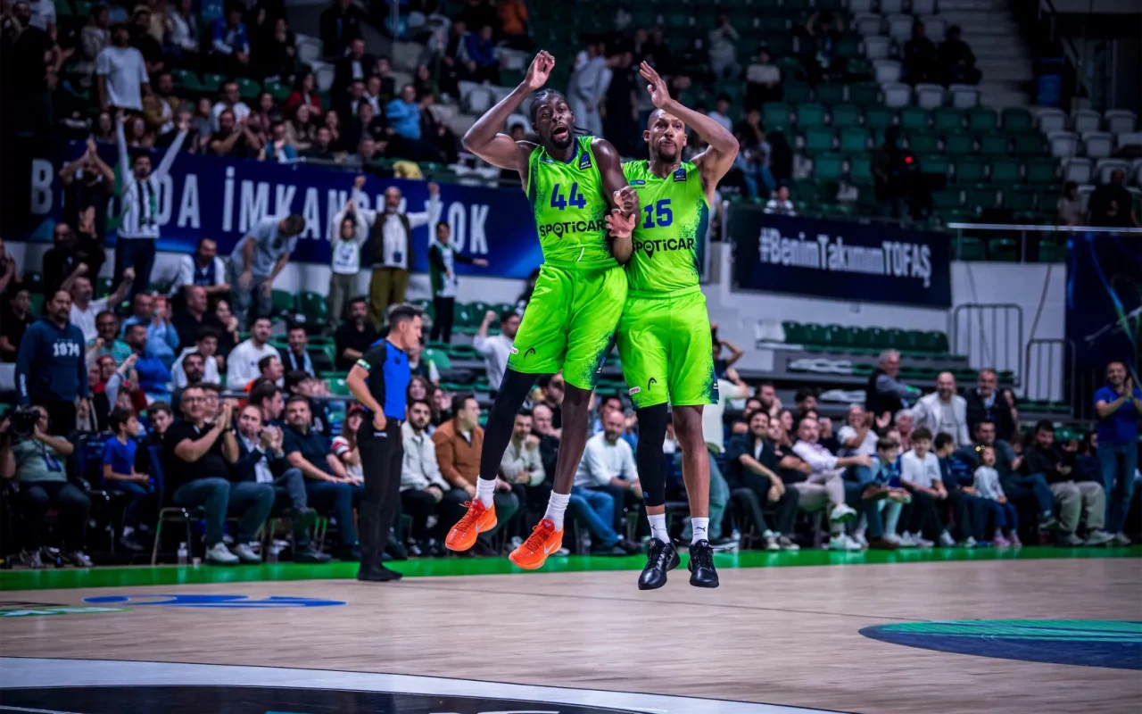 TOFAŞ EuroCup C Grubu'na evinde 82-69'luk galibiyetle başladı