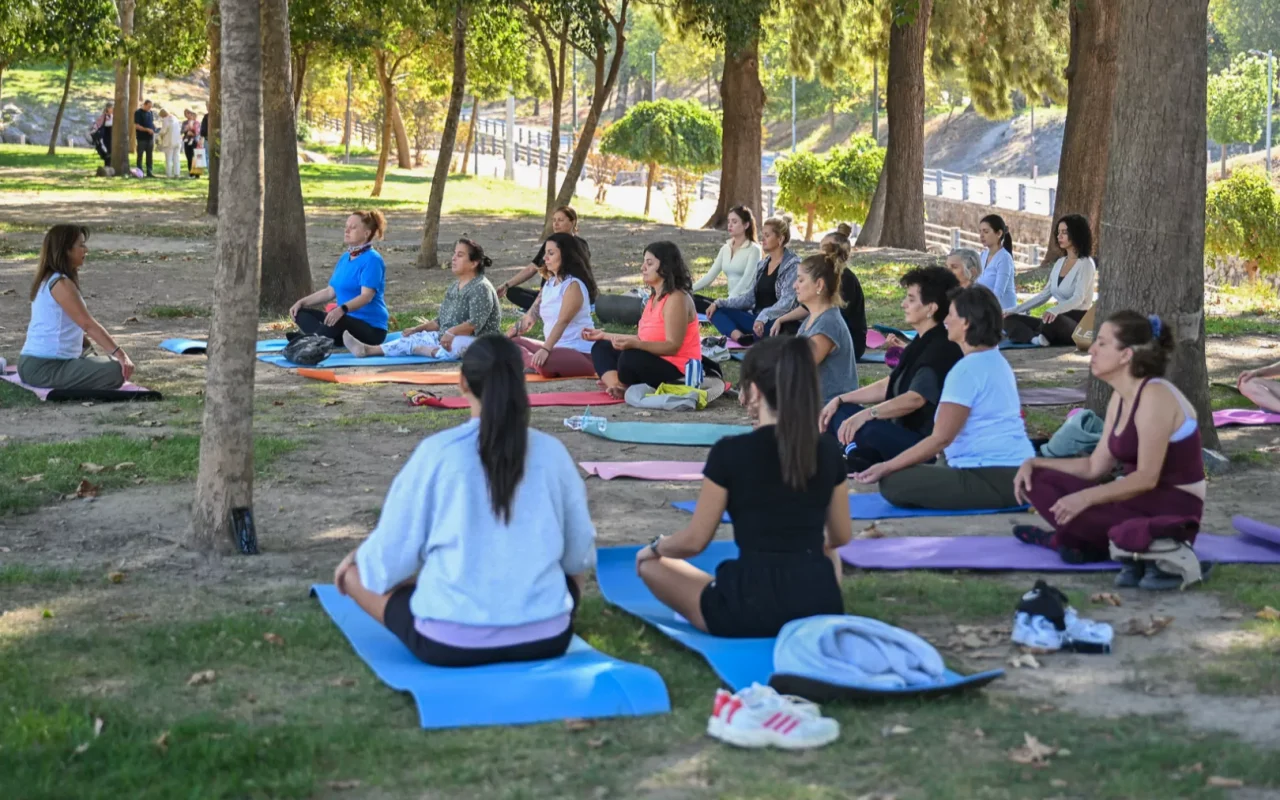 Bornova'da kadınlar açık havada yoga ile rahatladı