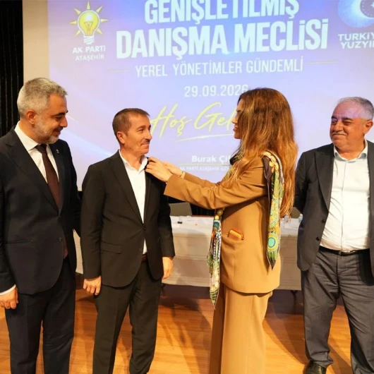 Ataşehir'de 6 CHP'li meclis üyesi AK Parti'ye katıldı