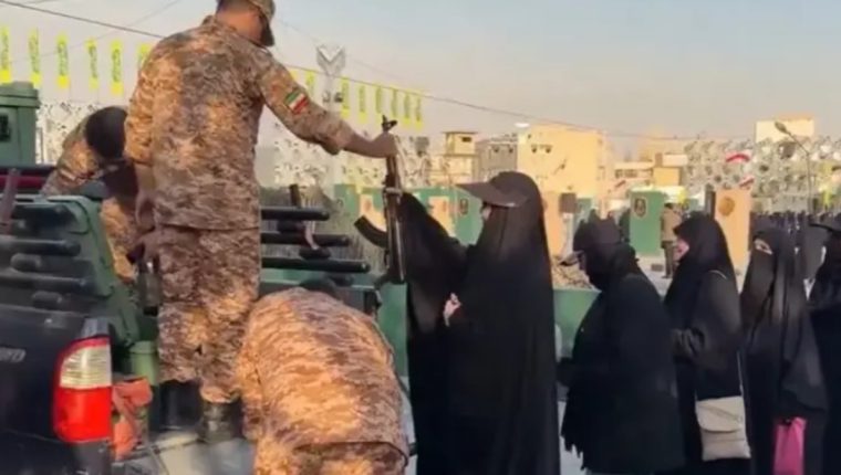 İran'da Janfada kampanyasıyla kadın gönüllülere askeri eğitim