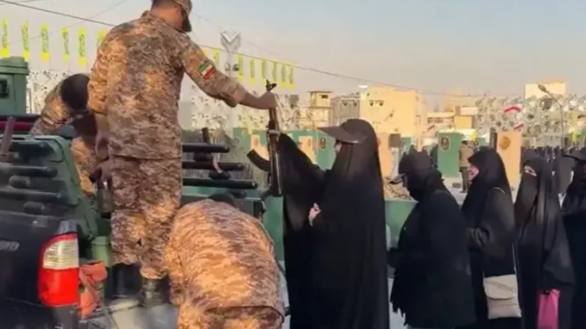 İran'da Janfada kampanyasıyla kadın gönüllülere askeri eğitim
