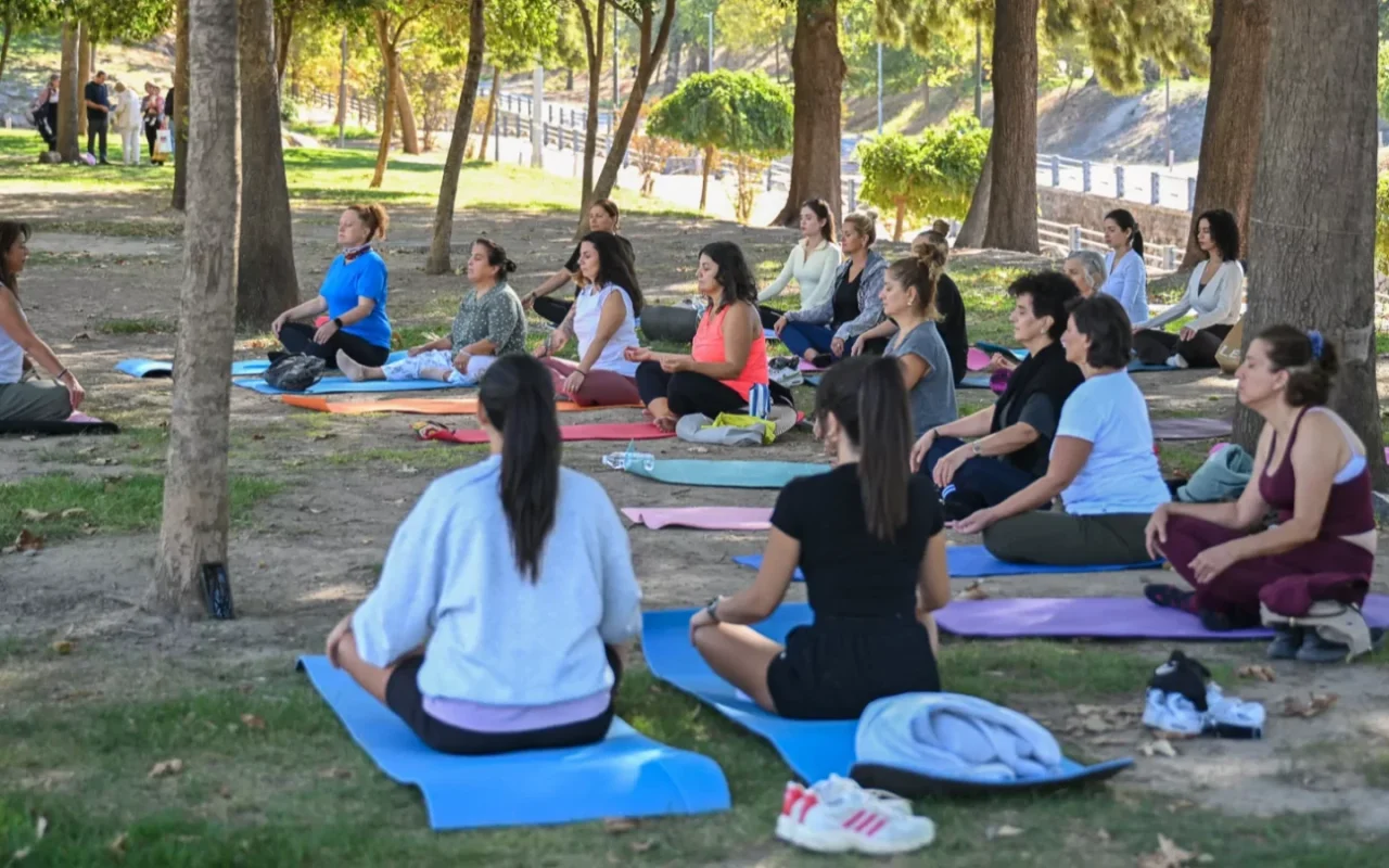 Bornova'da kadınlar Aşık Veysel'de açık havada yoga ile rahatladı