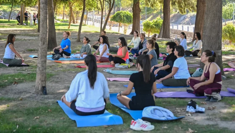 Bornova'da kadınlar Aşık Veysel'de açık havada yoga ile rahatladı