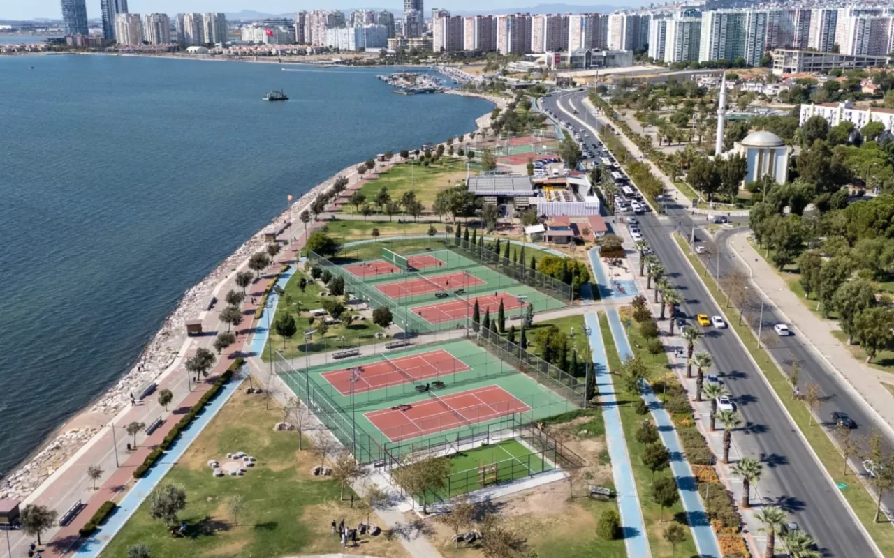 Bostanlı’da iki padel kortu ekimde hizmete girecek