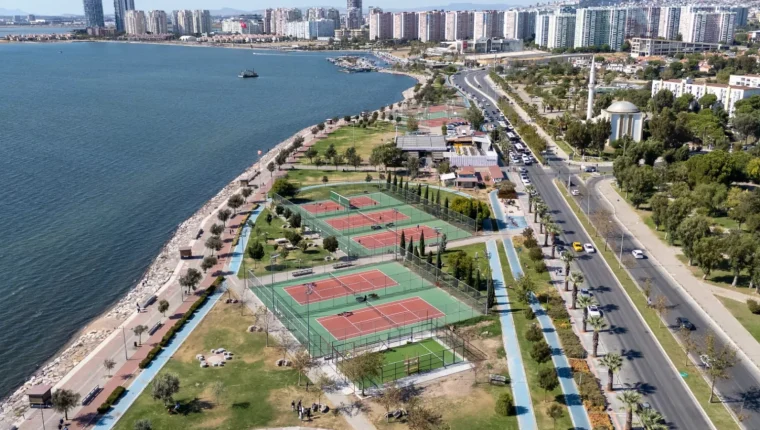 Bostanlı’da iki padel kortu ekimde hizmete girecek