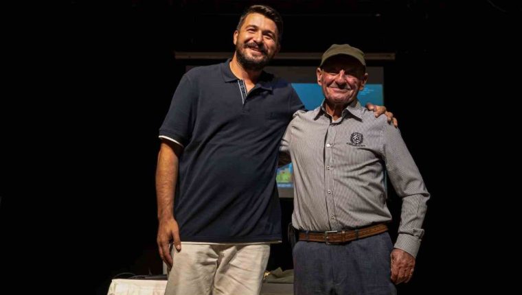 Yaren Leylek ve Adem Amca'nın dostluğu İzmir'de ilgi çekti