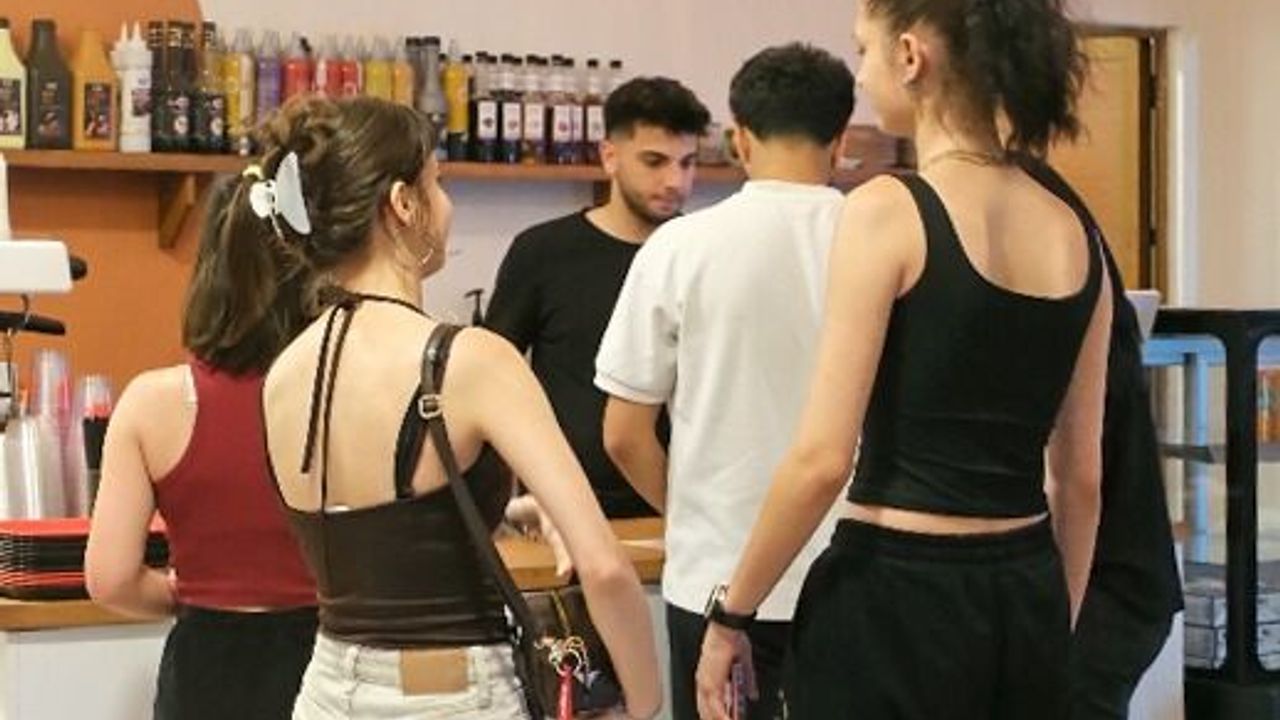 Yurt Kafe'ye yoğun ilgi: Efeler'de öğrenciler akın etti