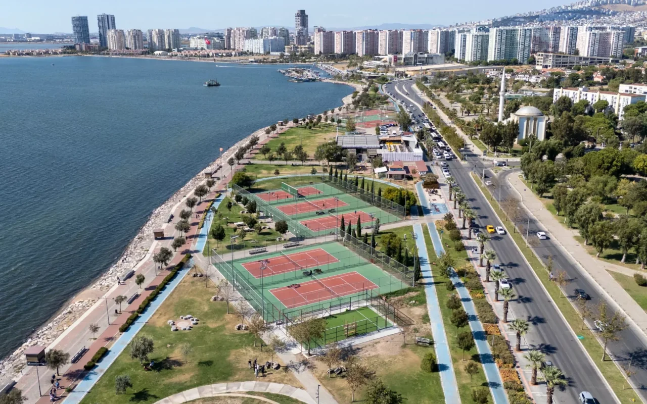 Bostanlı'da iki padel kortu tamamlanıyor, Ekim'de açılacak