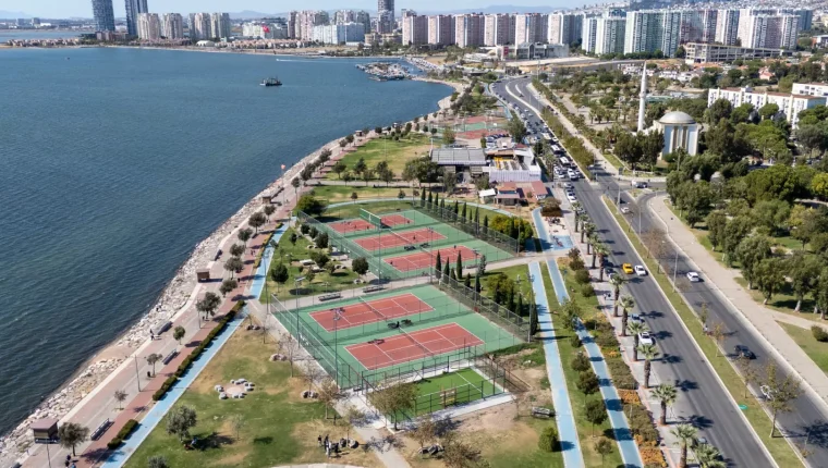 Bostanlı'da iki padel kortu tamamlanıyor, Ekim'de açılacak