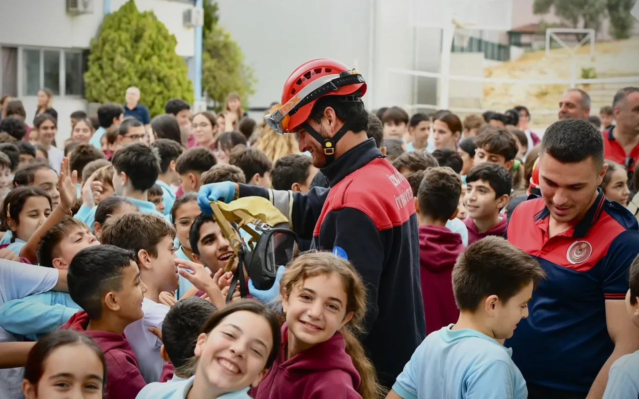 İzmir'de öğrencilere yangın ve tahliye eğitimi: Okul tatbikatı