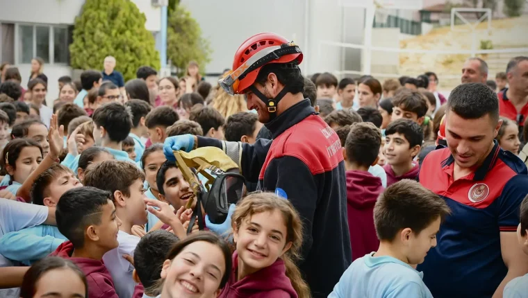 İzmir'de öğrencilere yangın ve tahliye eğitimi düzenlendi