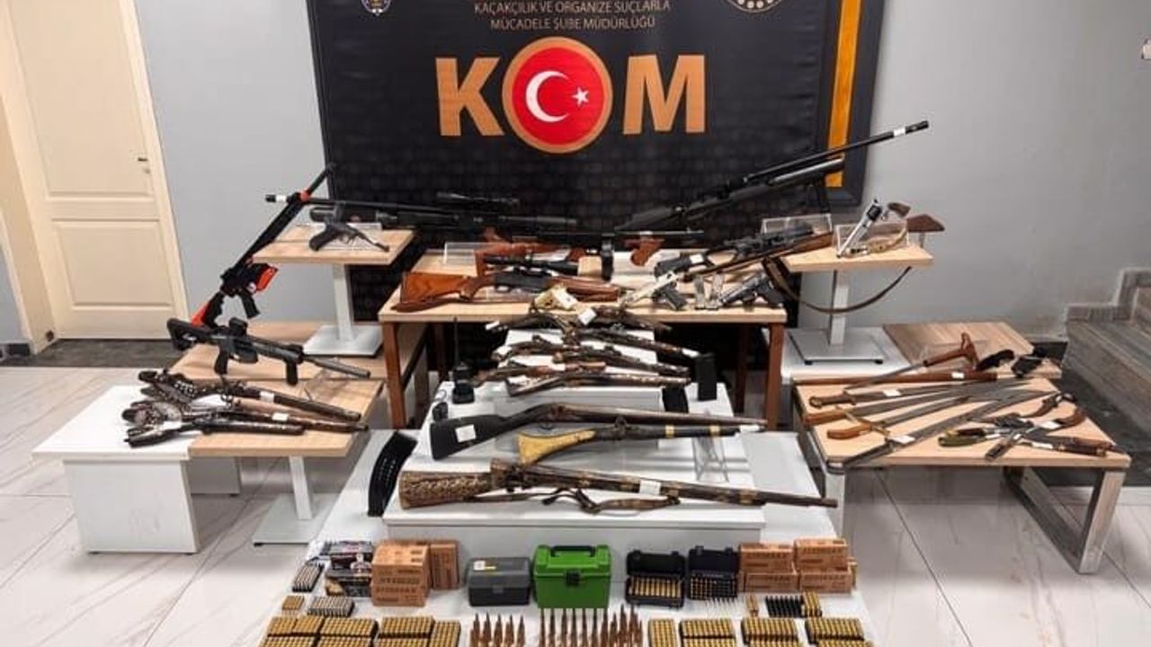 Uşak'ta çok sayıda silah ve tarihi tüfek ele geçirildi