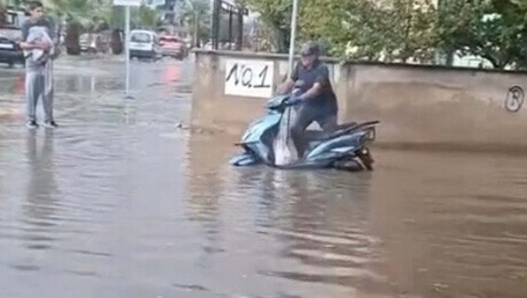 Aydın'da sağanak sonrası yollar göle döndü, sürücüler zorlandı