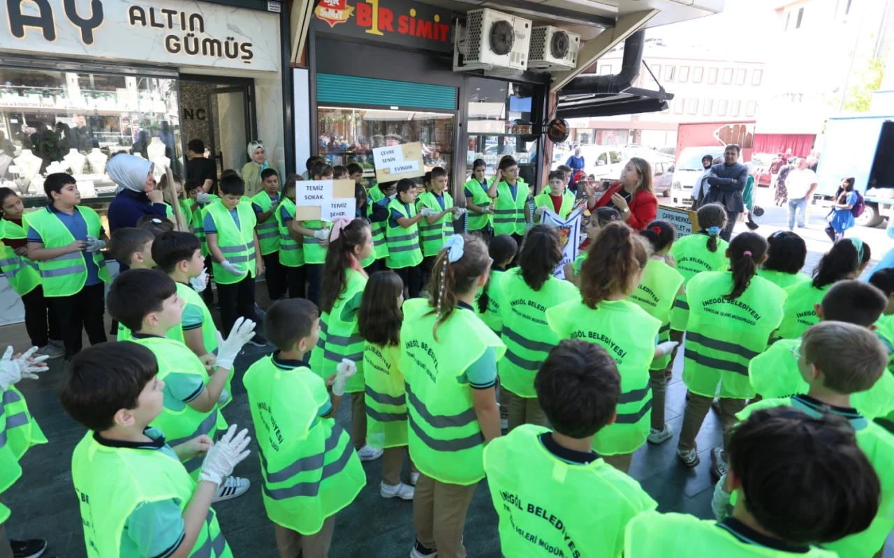 Bursa İnegöl’de temizlik seferberliği çarşıda devam etti