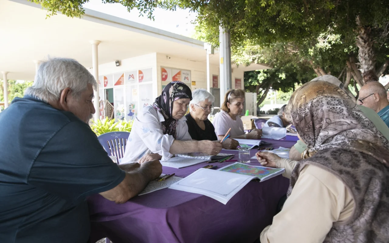 Mersin’de alzheimer hastaları sahilde buluştu