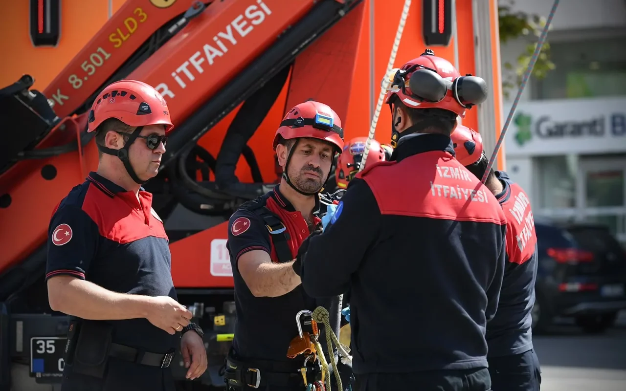 İzmir İtfaiyesi’nden gerçeği aratmayan tatbikat
