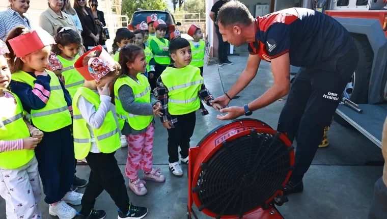 Efes Selçuk’lu miniklerden itfaiye haftası’nda anlamlı ziyaret