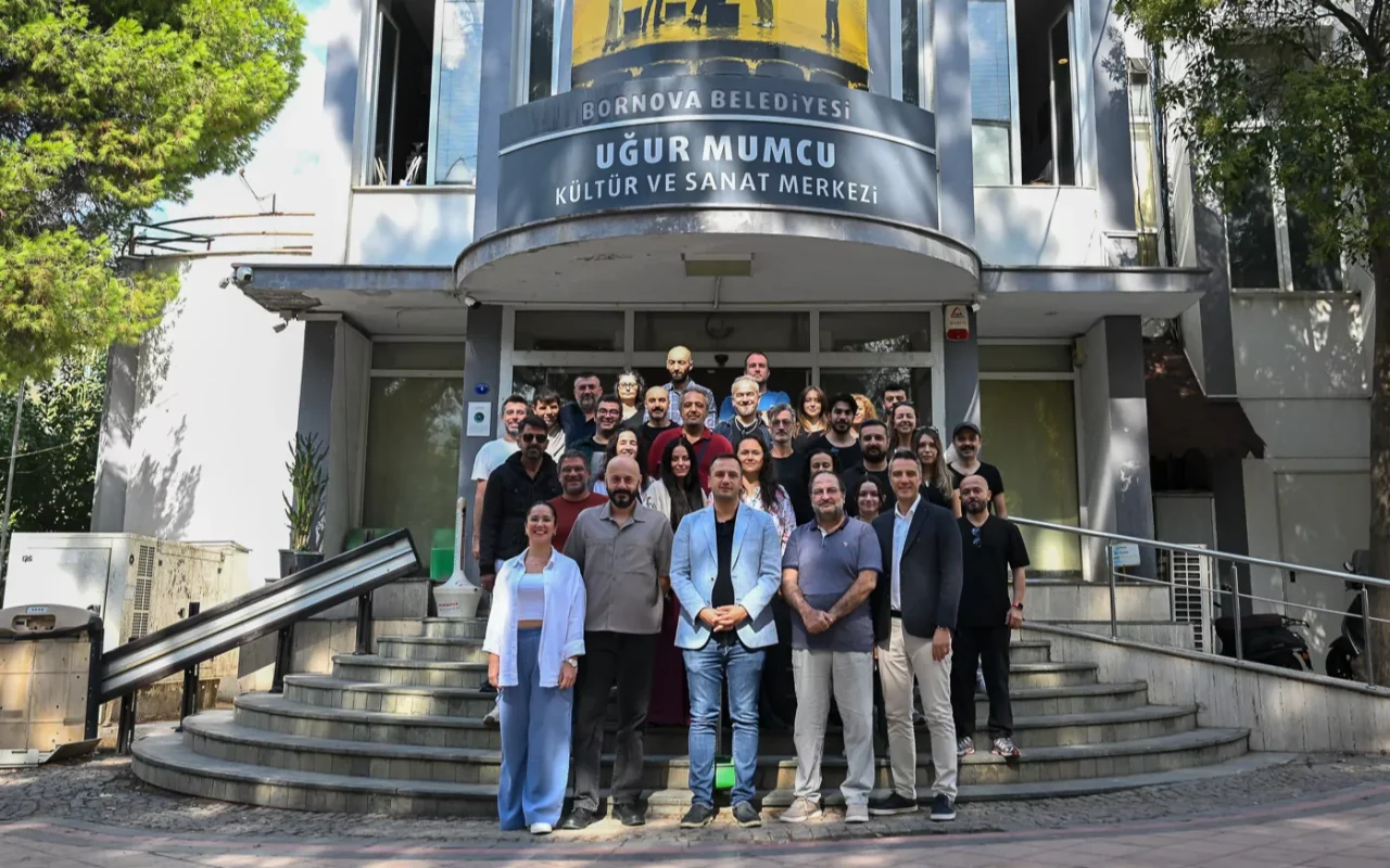 Bornova’da tiyatro coşkusu kesintisiz sürecek