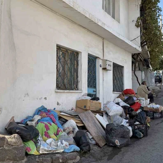 CHP'li Konak Belediyesi 17 senedir temizlemiyor: Mahalleyi kötü koku ve haşere sardı