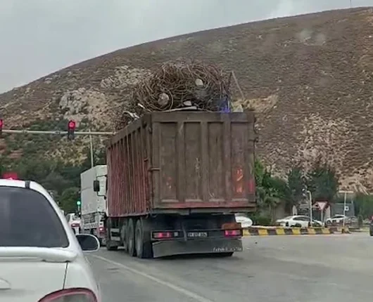 Aşırı demir yüklü kamyon trafikte yürekleri ağza getirdi