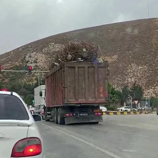 Aşırı demir yüklü kamyon trafikte yürekleri ağza getirdi