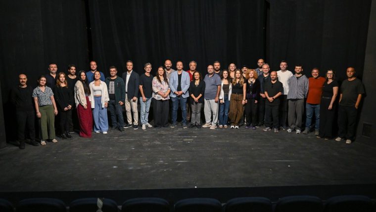 Bornova'da tiyatro perdeleri kapanmayacak, Eşki müjdeledi