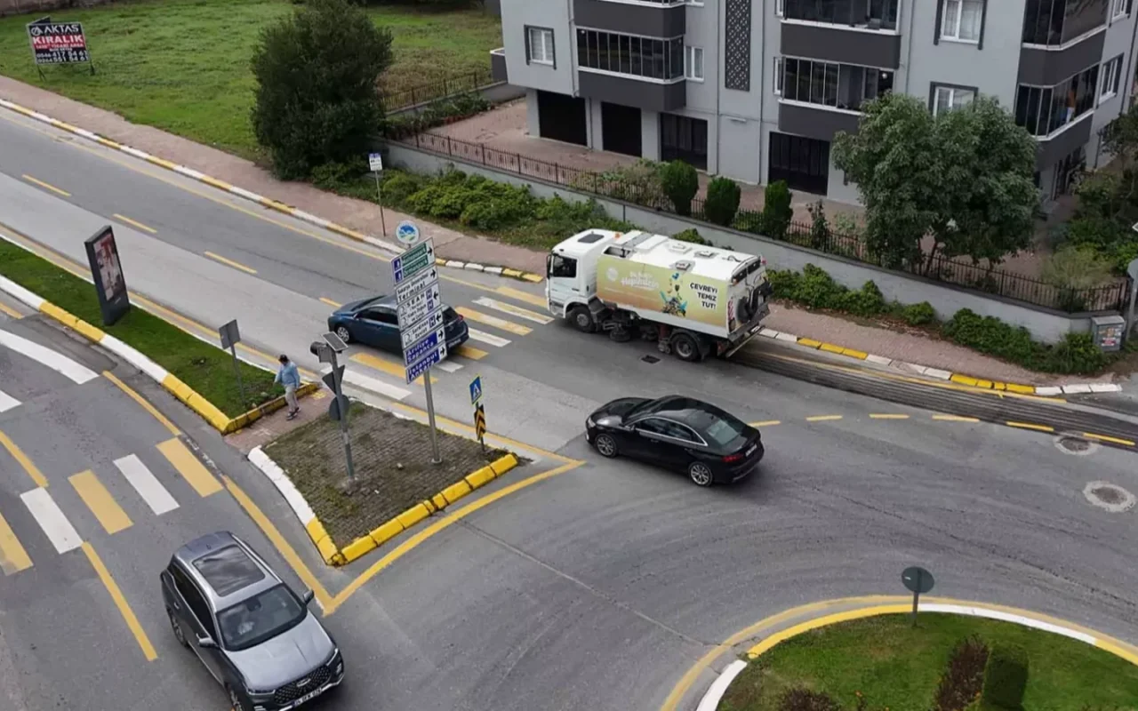 Sakarya'da yağış sonrası çamur ve toz temizliği başladı