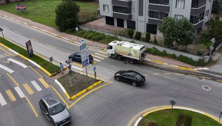 Sakarya'da yağış sonrası çamur ve toz temizliği başladı