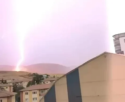 Siirt'in Kurtalan ilçesinde tarlaya yıldırım düştü, anlar kamerada