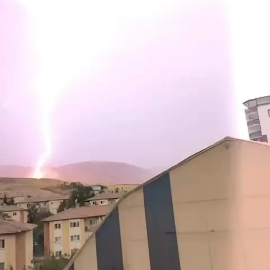 Siirt'in Kurtalan ilçesinde tarlaya yıldırım düştü, anlar kamerada