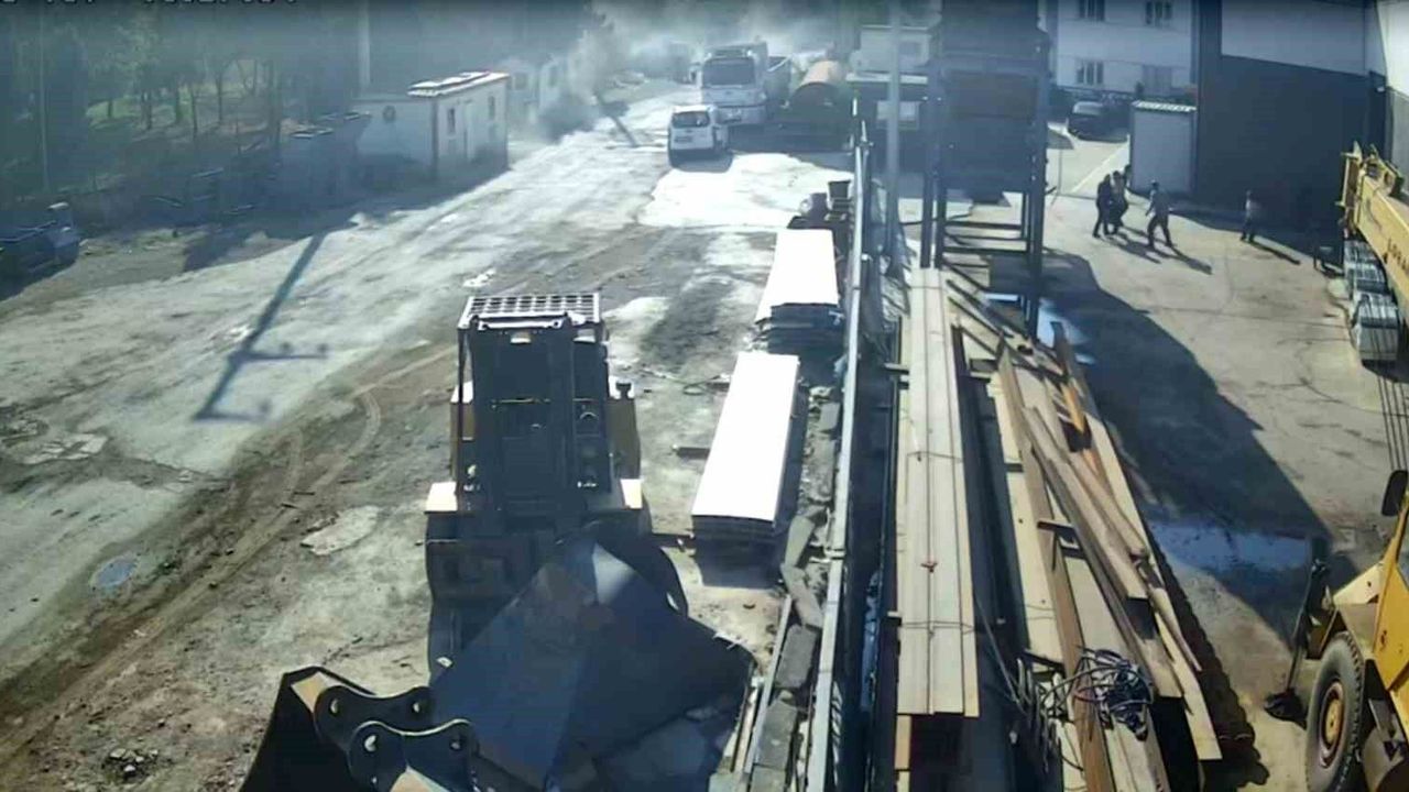 İzmir'de metal fabrikasında patlama: 7 işçi yaralandı, anlar kamerada