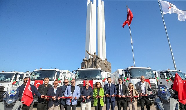 Karşıyaka Belediyesi 17 yeni çöp kamyonunu hizmete aldı