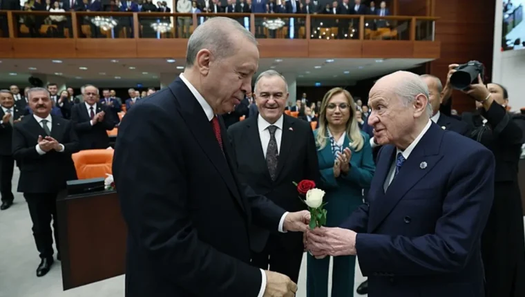 Erdoğan TBMM'de muhalefet sıralarını ziyaret etti; Bahçeli çiçek sundu
