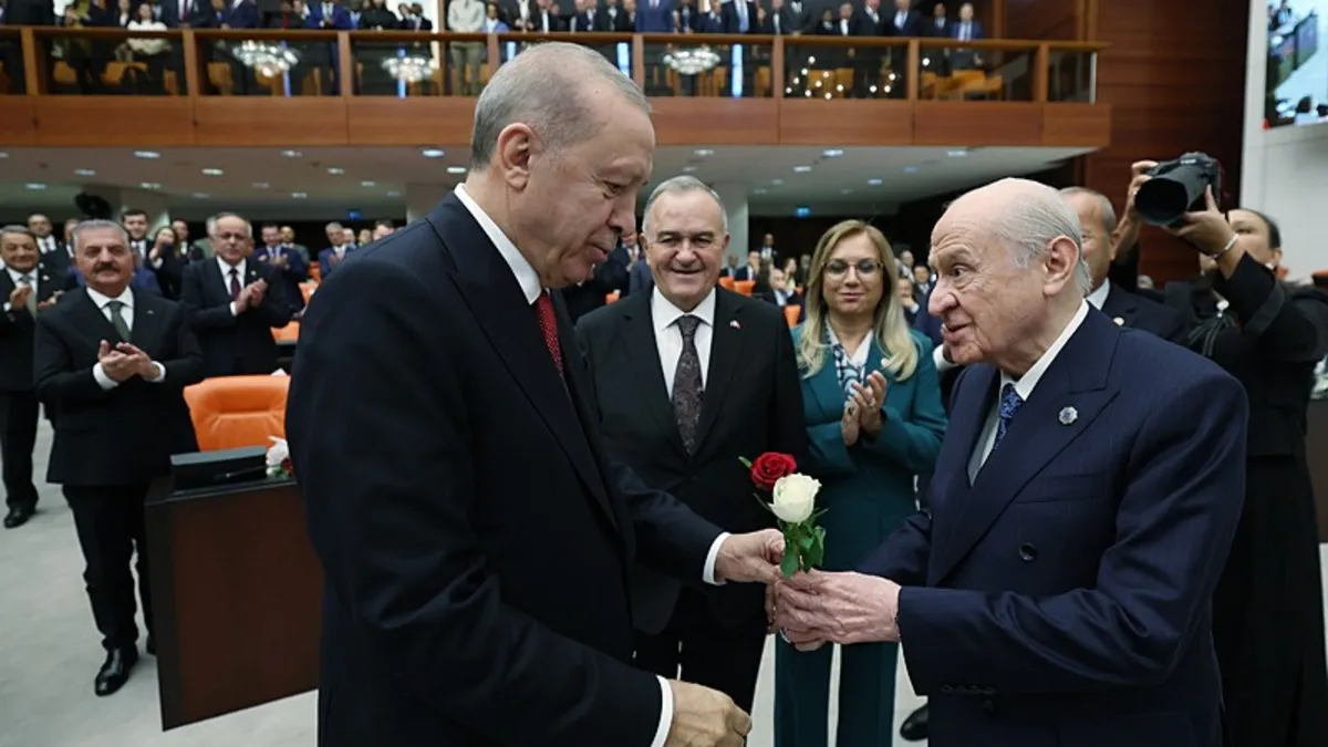 Erdoğan TBMM'de muhalefet sıralarını ziyaret etti; Bahçeli çiçek sundu