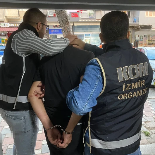 İzmir'de 19 yıl 9 ay hapis cezasıyla aranan firari araçta yakalandı