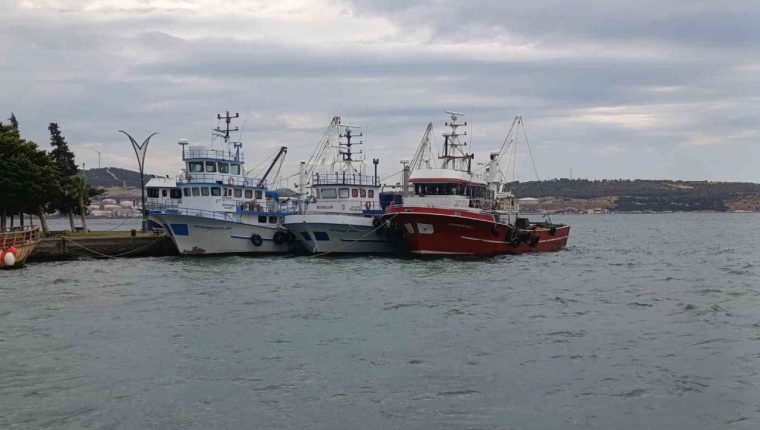 Aliağa’da poyraz fırtınası balıkçıları limana bağladı