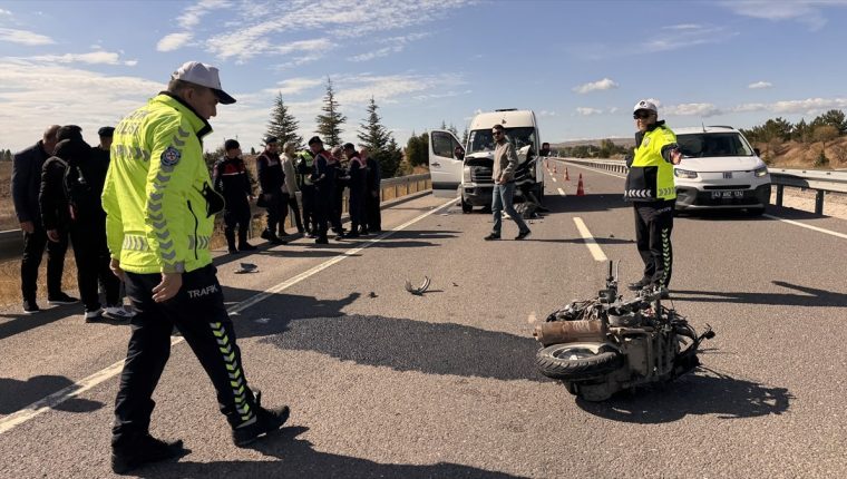 Kütahya'da minibüsle çarpışan motosikletin sürücüsü hayatını kaybetti