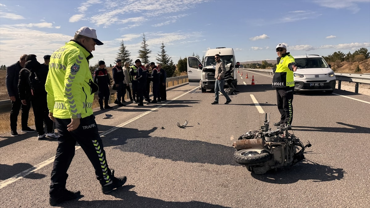Kütahya'da minibüsle çarpışan motosikletin sürücüsü hayatını kaybetti