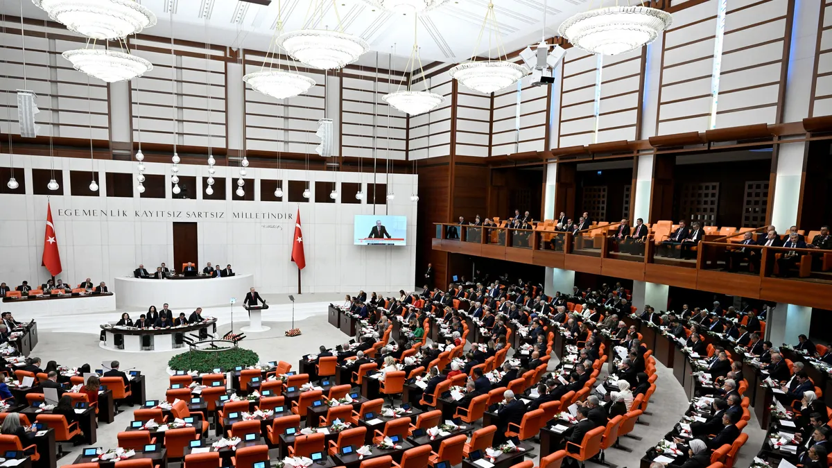 Yeni Parti'nin Meclis'teki skandal hareketine tepkiler arttı