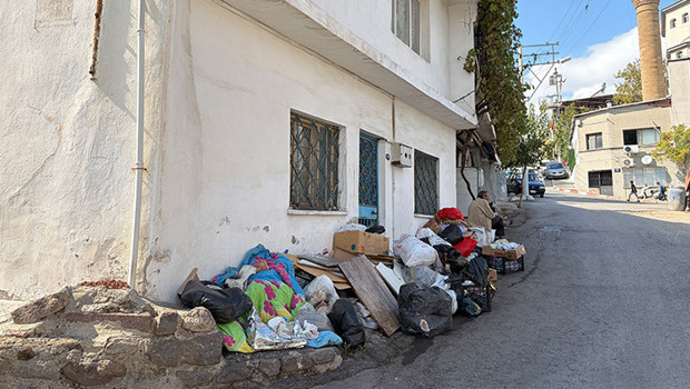 İzmir Konak'ta çöp ev sorunu: Mahalle kokudan ve haşereden şikayetçi