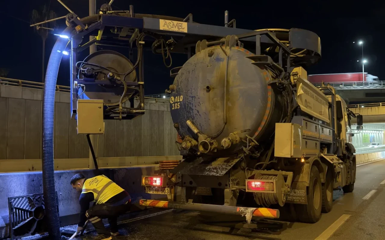 Antalya'da yağmur suyu hatlarında gece temizlik çalışması