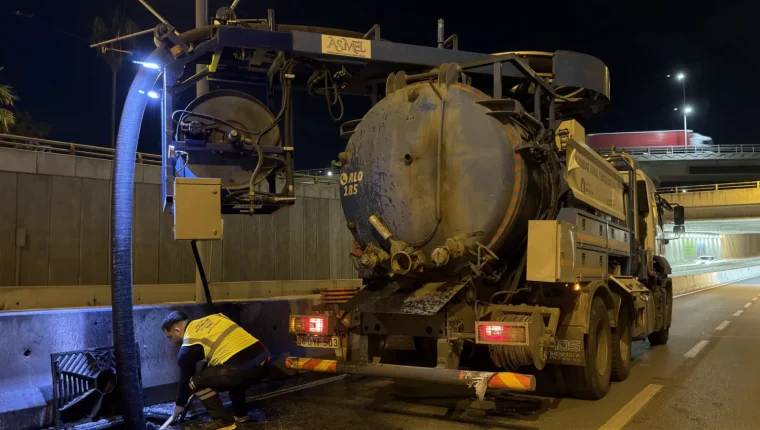 Antalya'da yağmur suyu hatlarında gece temizlik çalışması