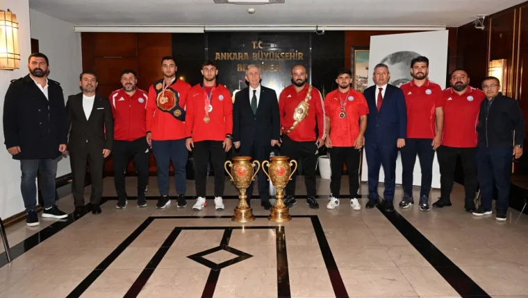 Mansur Yavaş, 2026'de dereceler alan ASKİ Spor güreşçilerini ağırladı