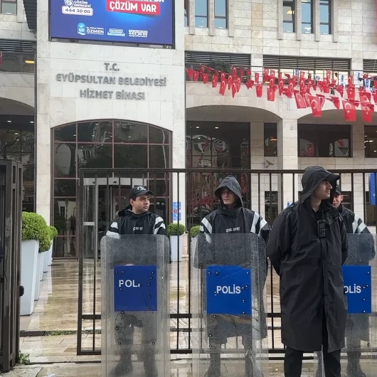 Eyüpsultan Belediyesi'ne operasyon: Başkan Özmen de gözaltında