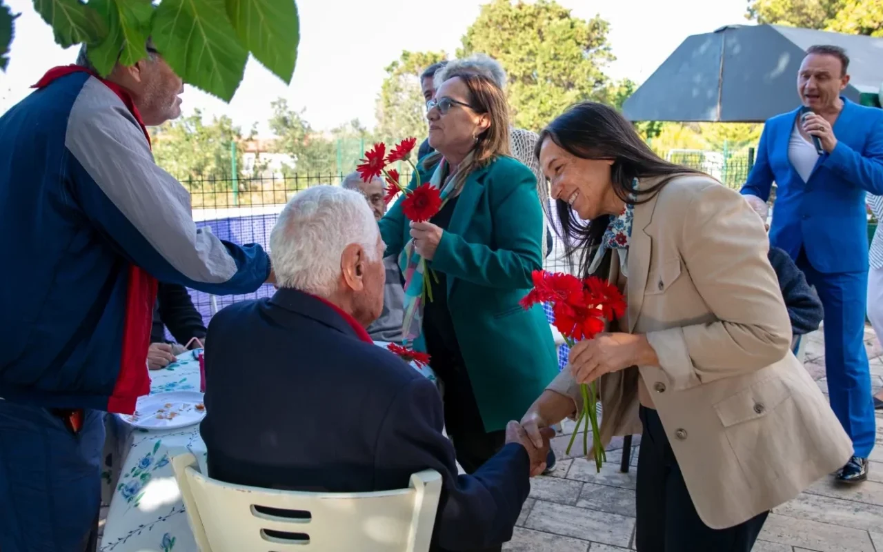 Güzelbahçe'de Yaşlılar Günü: Akın huzurevlerini ziyaret etti