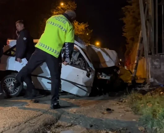 Bursa'da kontrolü kaybeden otomobil duvara çarptı, sürücü sıkıştı